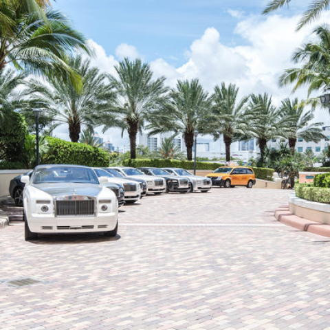 Bãi đỗ toàn xe siêu sang Rolls-Royce trong resort
